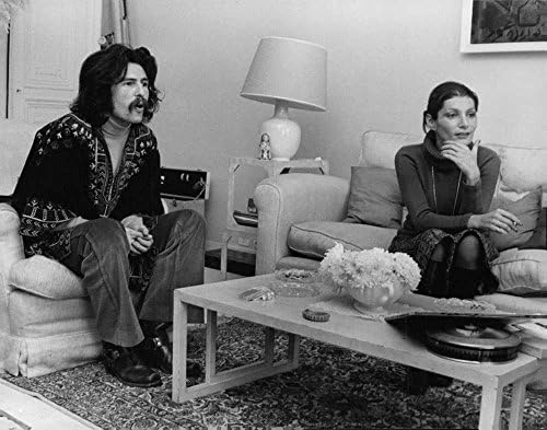 Vintage fotografia princeznej Shahnaz Pahlavi sediacej na gauči s mužom.